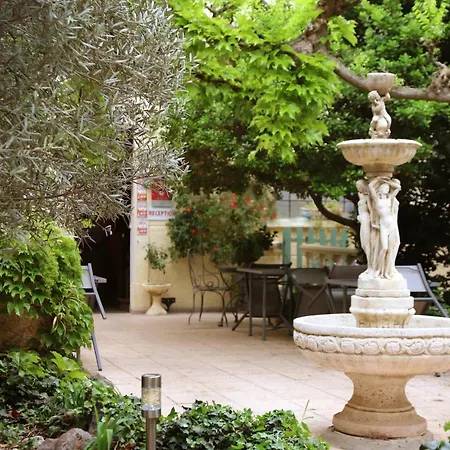 Les Jardins Du Patriarche Hotel 2*