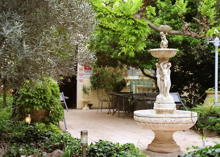 Les Jardins Du Patriarche Hotel 2*